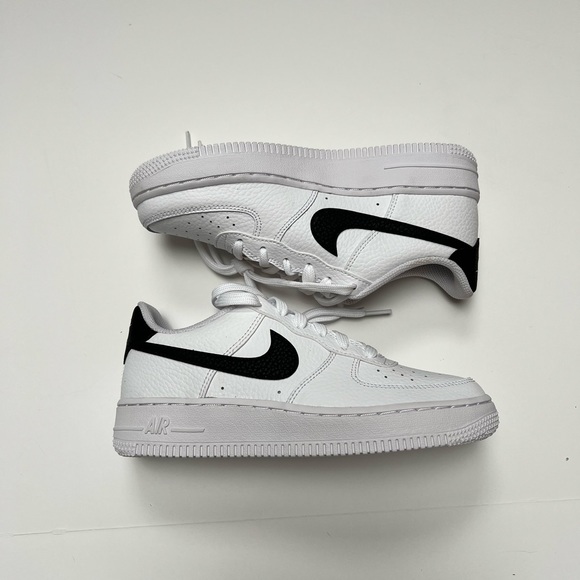 Nike Kids Air Force 1 White/Black Size 4Y - New in Box - Picture 4 of 6